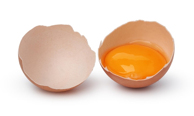 Bruin rauwe eieren en een gebroken geïsoleerd op een witte achtergrond, close-up