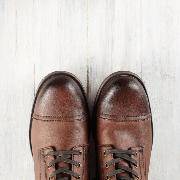 Bruin schoenen stilleven op houten tafel