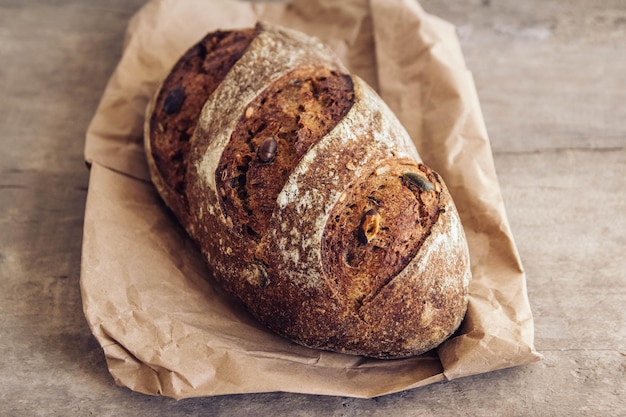 Bruin vers brood met zaden op oude houten achtergrond. Bovenaanzicht, kopieer ruimte.