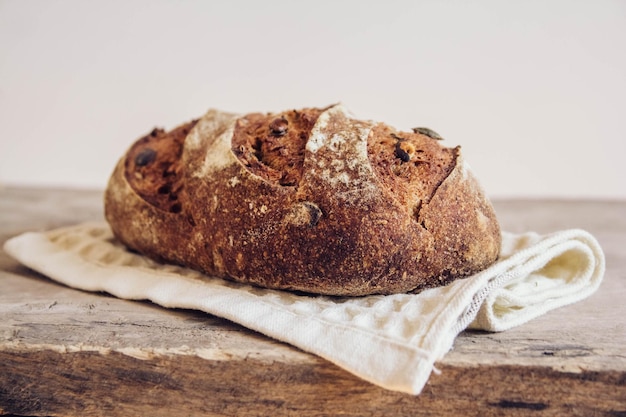 Bruin vers brood met zaden op oude houten achtergrond. Bovenaanzicht, kopieer ruimte.