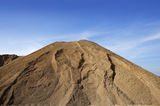 bruine bouw zandgroeve berg blauwe hemel