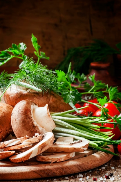 Bruine champignons met lentegroenten en kruiden stilleven selectieve focus