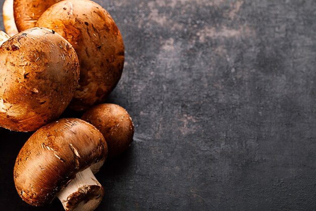 Bruine champignons op oude rustiek