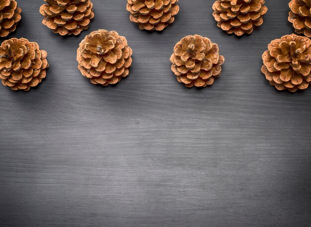 Bruine denneappels op een zwart hout