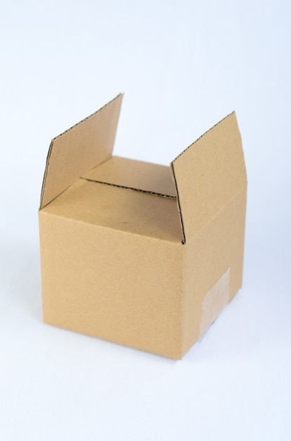 Foto bruine doos op wit, leeg karton op wit, bovenaanzicht