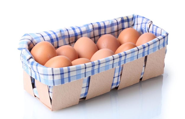 Bruine eieren in doos geïsoleerd op wit