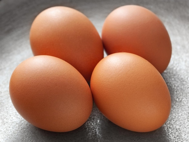 Bruine eieren op de achtergrond van een metalen pan.