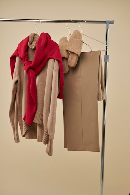 Foto bruine en rode trui aan een hanger heldere truien truien hangen aan hangers