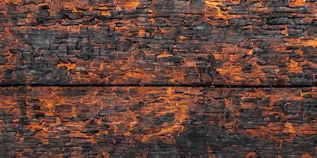 Bruine en zwarte kleuren op het bord nadat het vuur stukken hout verbrandde