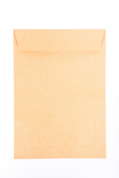Bruine envelop die op witte achtergrond wordt geïsoleerd