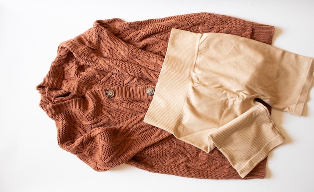 Foto bruine gebreide trui met korte broek minimale platte lay