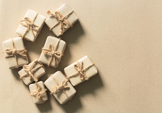 bruine geschenkdoos Feestelijke conceptset met handgemaakte geschenkdoos versierd met droogbloemenverpakking