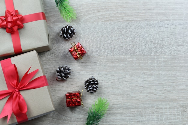 Bruine geschenkdoos voor kerstdecoratie op houten vloer.