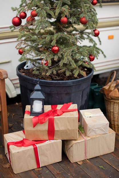 Bruine geschenkdozen met rode linten