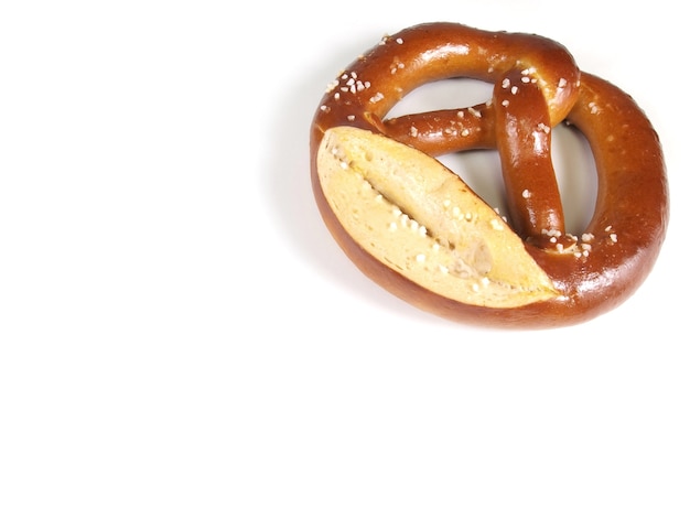 Bruine gezouten pretzel tegen witte achtergrond