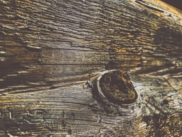 Bruine houtstructuur van natuurlijk hout van x planken met knopen close-up weergave De achtergrond