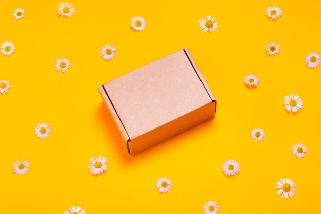 Bruine kartonnen doos op gele achtergrond bovenaanzicht