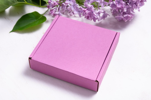 Bruine kartonnen doos versierd met lila tak