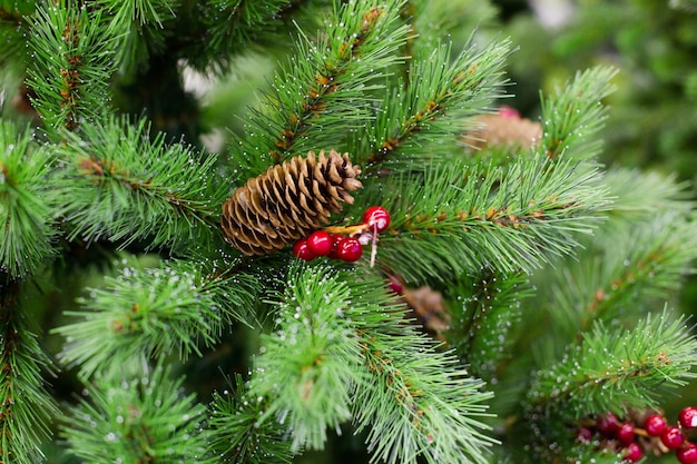 Bruine kegel op kunstmatige kerstboom