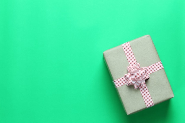 Bruine kerst geschenkdoos geplaatst op een groene kunst papier vloer en hebben kopie ruimte.