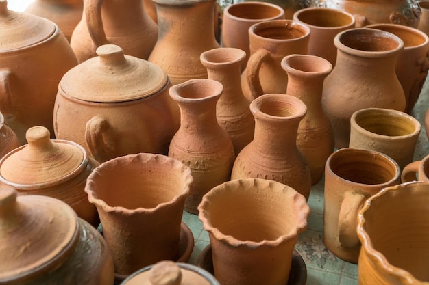 Bruine kleipotten gemaakt in grondoven met brandhout met behulp van oude traditionele Oekraïense aardewerktechnologie Lokaal traditioneel ambacht en kunstconcept