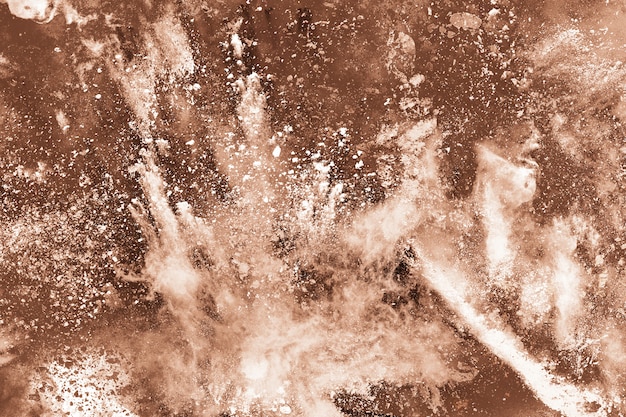 Bruine kleur poeder explosie op witte achtergrond.