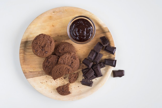 Bruine koekjes met donkere chocoladesamenstelling