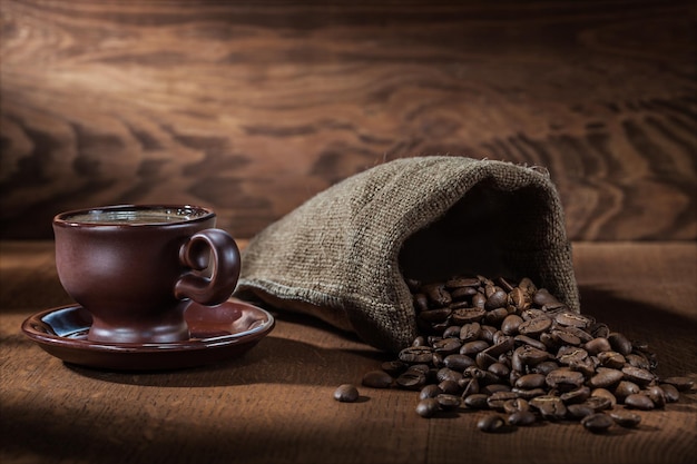 Bruine koffiekop en zak met bonen