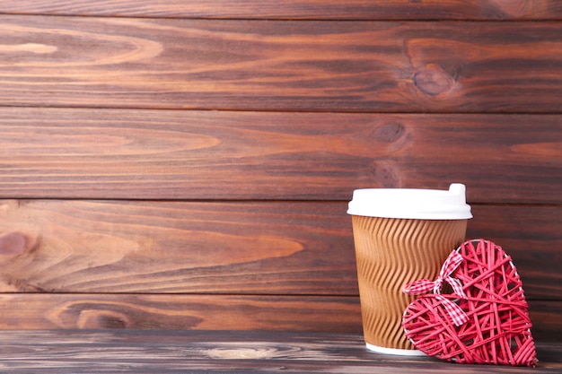 Bruine kop koffie en hart op houten bruin