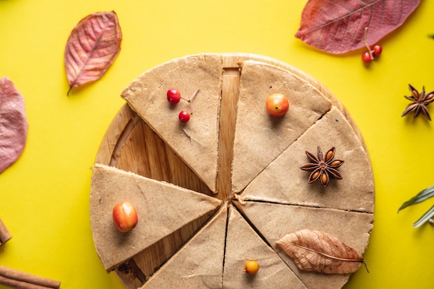 Bruine moussecake minimaal versierd met herfstsymbolen