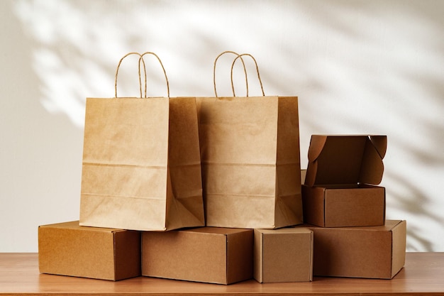 Bruine papieren zak en kartonnen dozen op een houten oppervlak