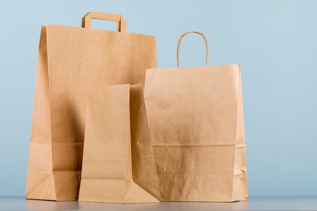 Bruine papieren zak met handvatten, lege boodschappentas met ruimte voor uw logo of ontwerp, voedselbezorgingsconcept.