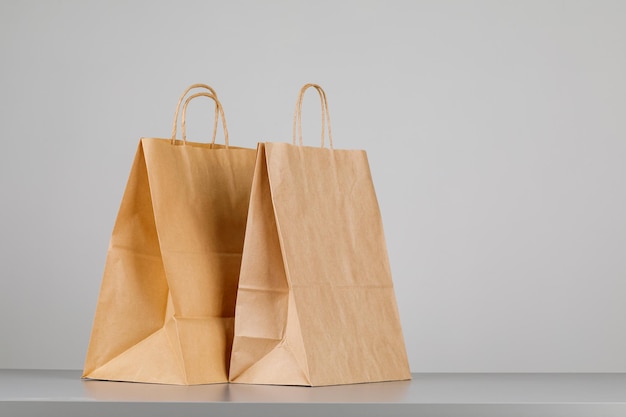 Bruine papieren zak met handvatten, lege boodschappentas met ruimte voor uw logo of ontwerp, voedselbezorgingsconcept.