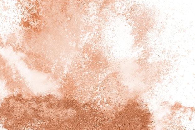 Bruine poederexplosie die op witte achtergrond wordt geïsoleerd