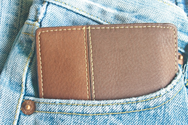 Bruine portemonnee in jeans broek achterzak