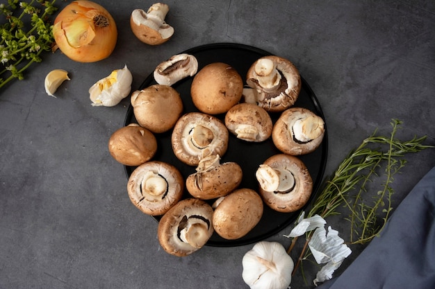 Bruine rauwe champignons, gezond eten koken, bovenaanzicht.