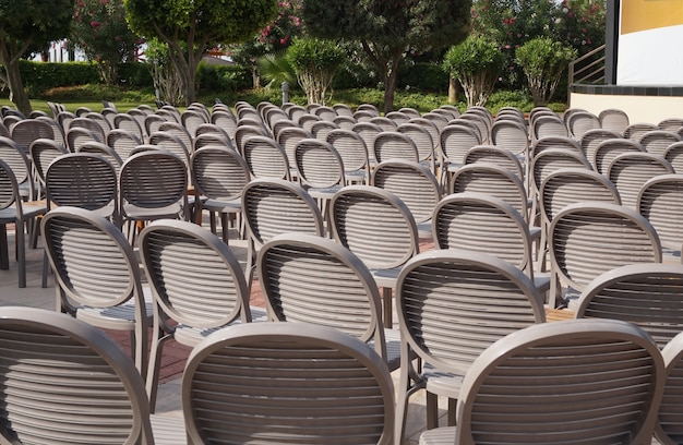 Bruine stoelen staan op een rij in de schoot van de natuur, het concept van een feestelijke ceremonie