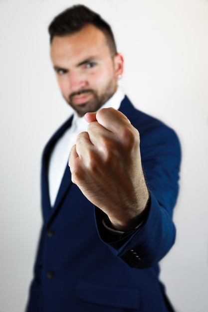 Bruinharige man met een baard in een pak, hij is blij dat hij linkshandig is en dat 13 augustus zijn dag is