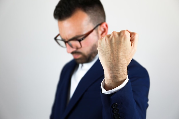 Bruinharige man met een baard in een pak, hij is blij dat hij linkshandig is en dat 13 augustus zijn dag is