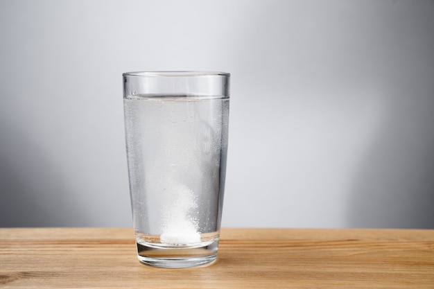 Bruistablet opgelost in een glas water