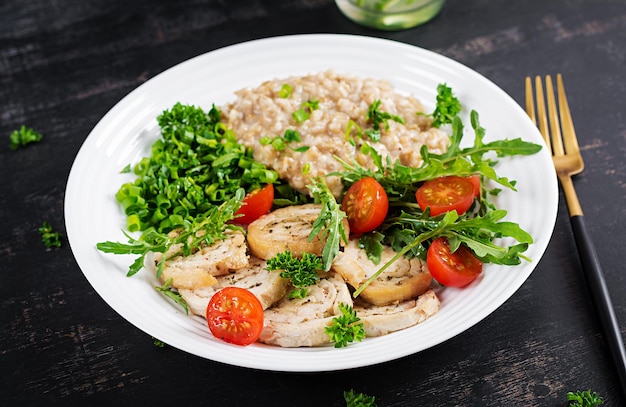 Brunch of lunch Bord met havermout kipfilet tomaat en groene kruiden Health food