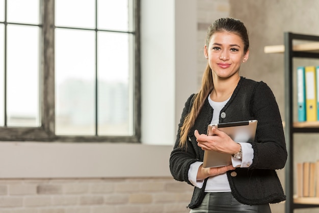 Photo brunette businesswoman posing