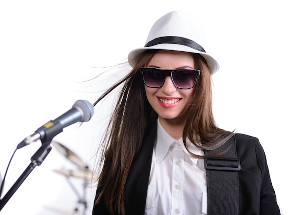 Brunette chanteuse in white shirt and hat