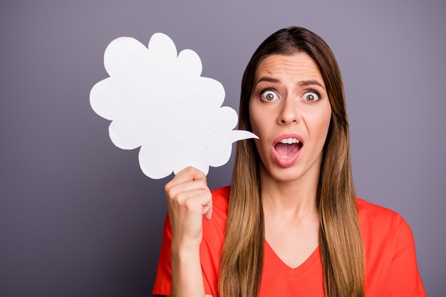 Foto brunette dame in rood t-shirt poseren tegen de paarse muur met papier wolk