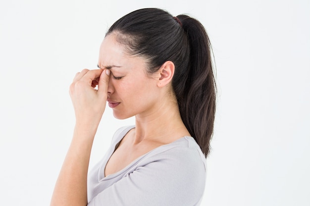 Brunette die aan migraine lijdt