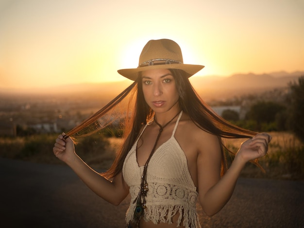 Brunette die haar 's avonds aanraakt