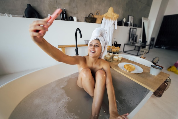 Brunette doing her sexy photo while taking bath