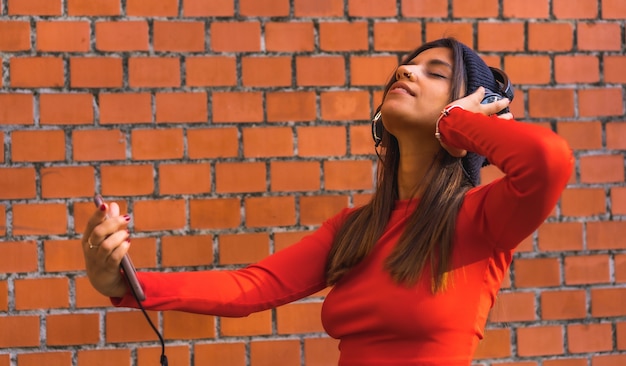 Photo brunette girl enjoying a sunny autumn day