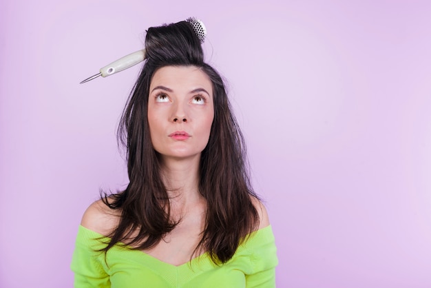 Photo brunette girl posing with brush