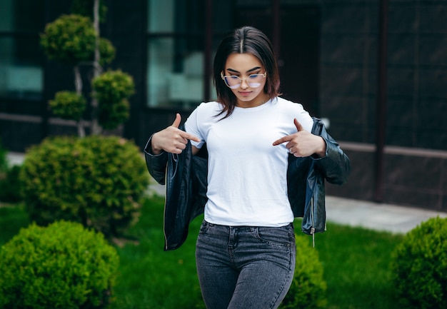 Brunette girl wearing a white t-shirt